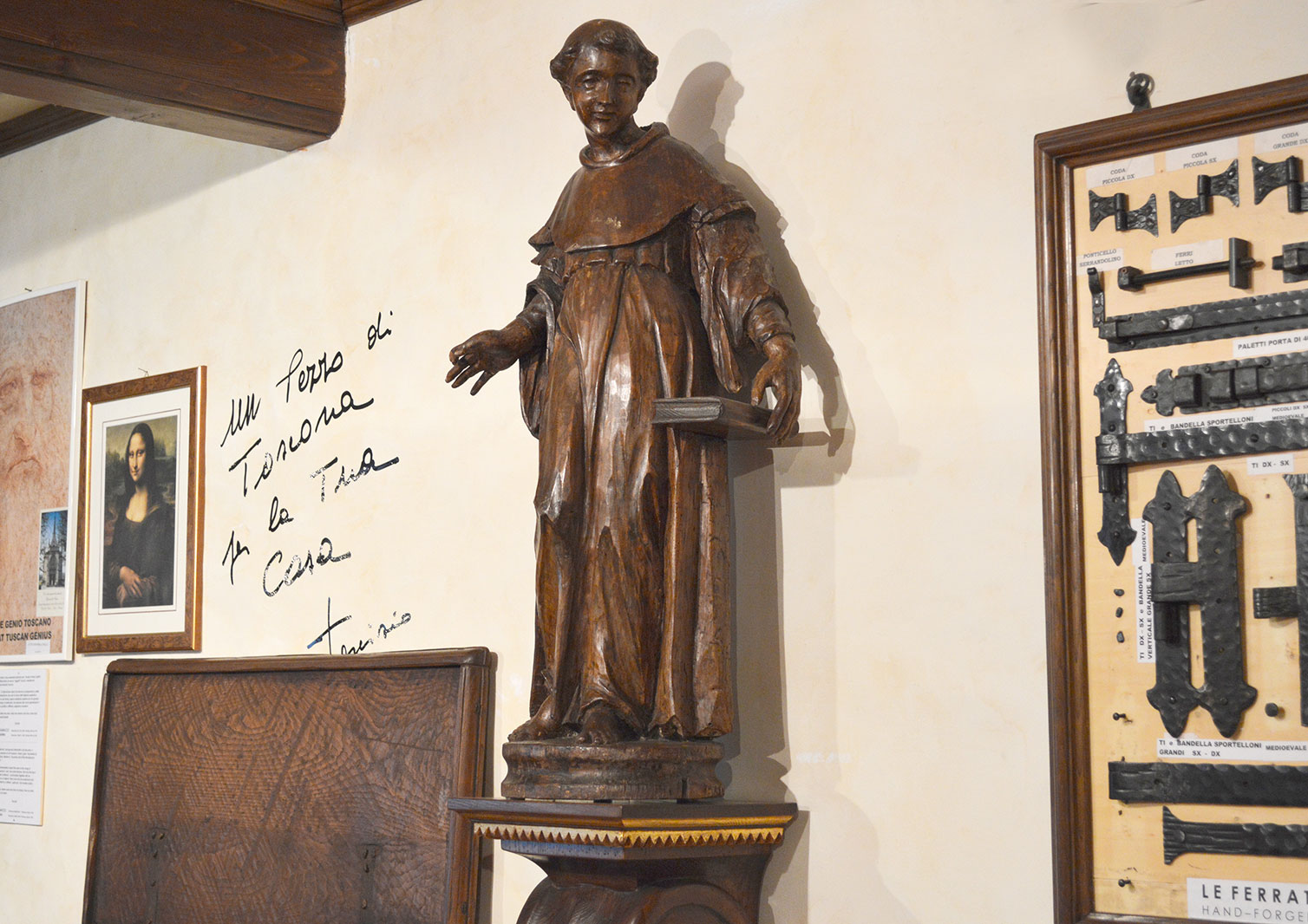 Statua intagliata con colonna
